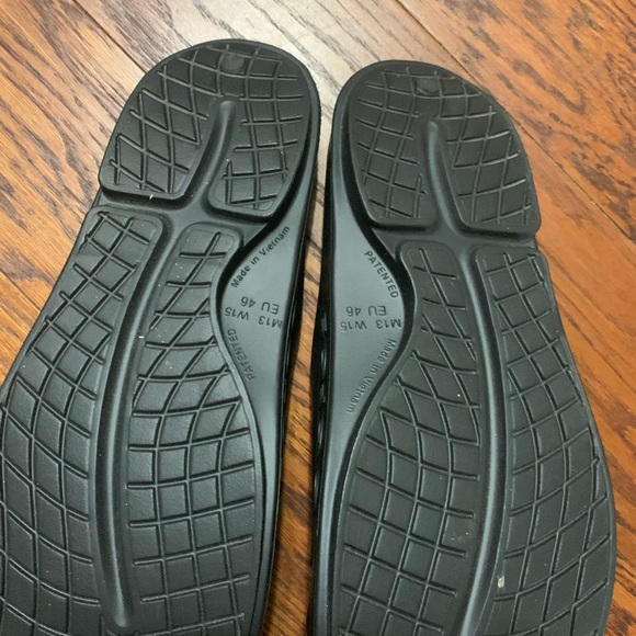OOFOS Black Comfort Slides - Picture 2 of 4